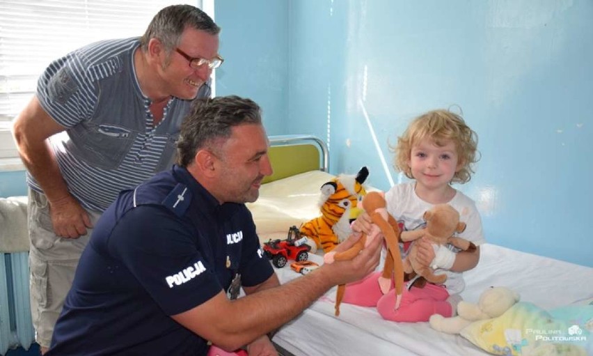 Policjanci i strażacy odwiedzili dzieci w szpitalu w Pile