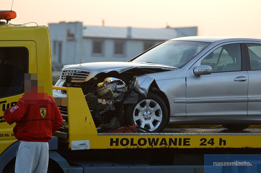 Mercedes uderzył w słup energetyczny na ulicy Płockiej we Włocławku. Droga była zablokowana [zdjęcia]