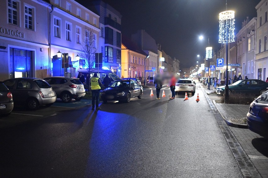 Leszno. Pieszy potrącony na Chrobrego walczy o życie. Stan mężczyzny jest ciężki [ZDJĘCIA]