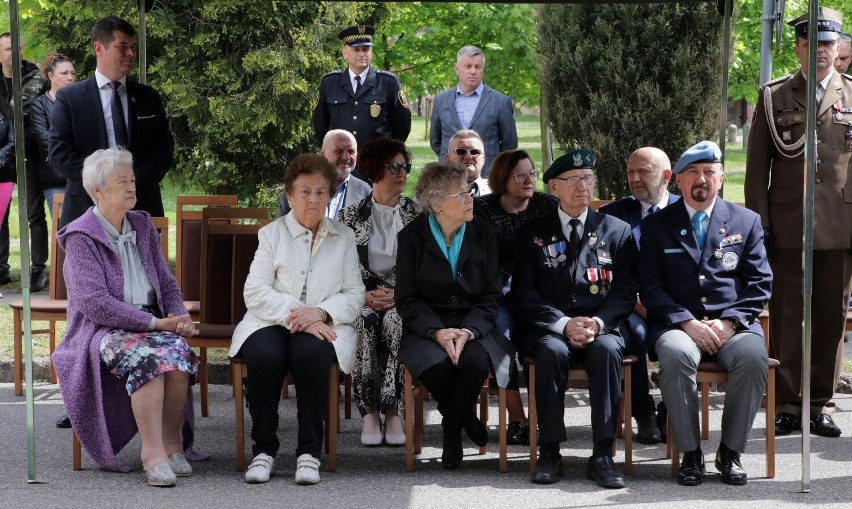 Uroczystość odsłonięcia obelisku pamięci 18. Pułku Ułanów...