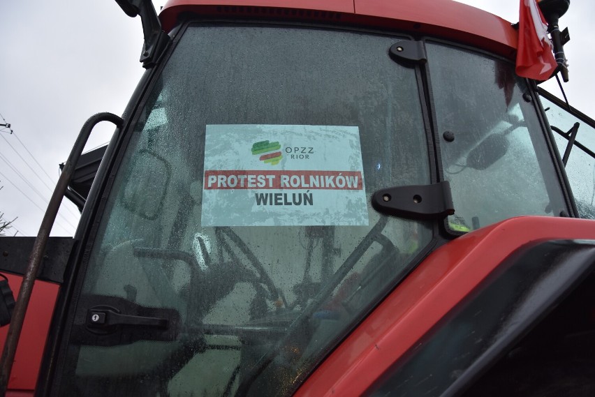 W Konopnicy rozpoczął się protest rolników. Kolejne przystanki na ich drodze to Osjaków i Wieluń ZDJĘCIA