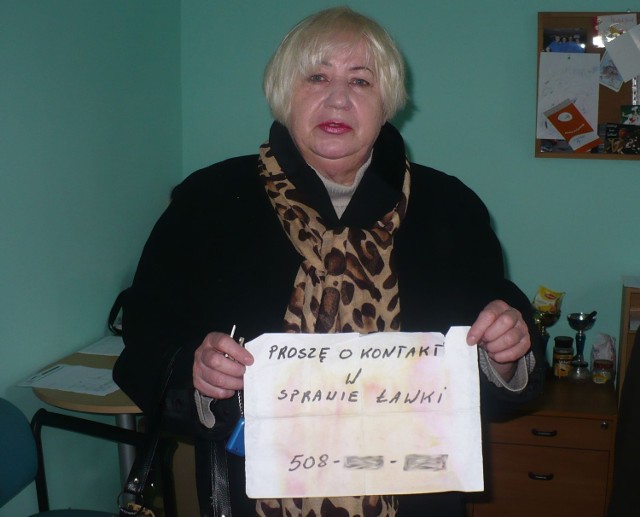 Janina Kujawa z listem, który znalazła na grobie męża.