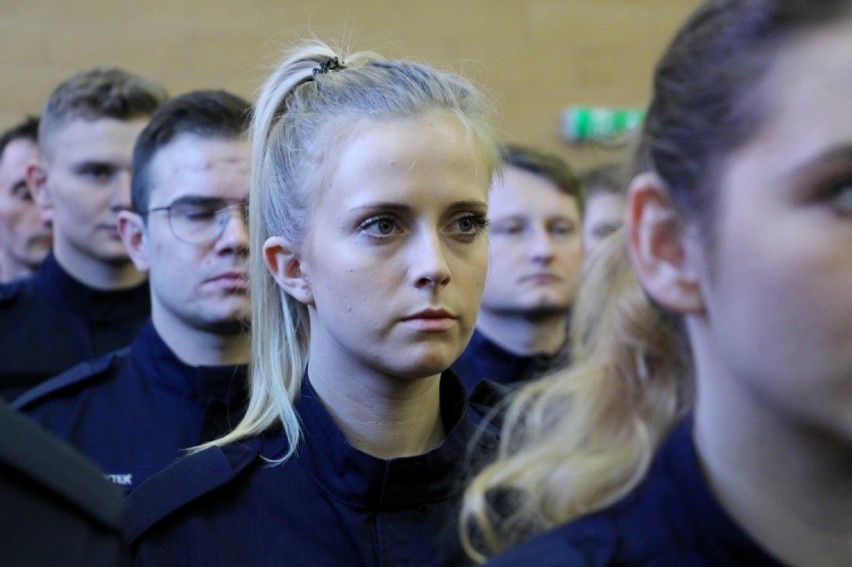 Uroczystość ślubowania nowych policjantów. Młodzi policjanci wkrótce rozpoczną służbę