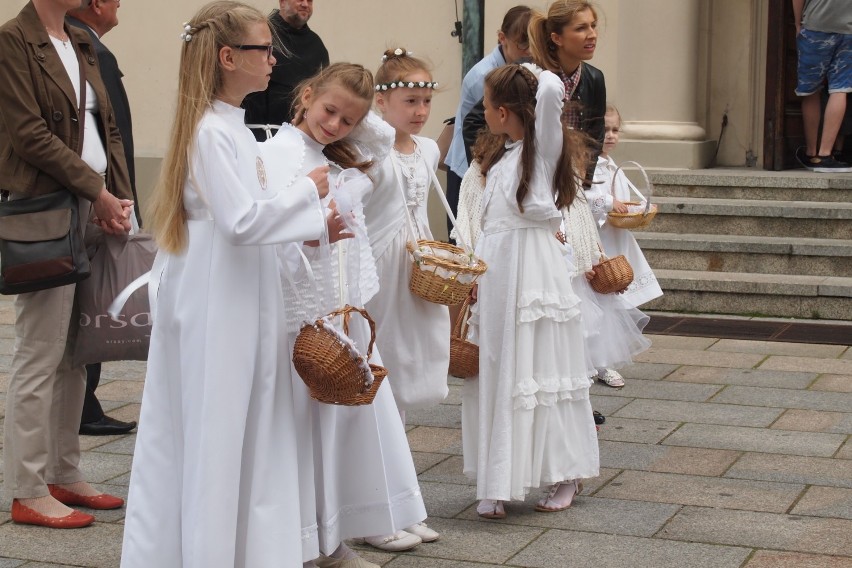 Boże Ciało w Gnieźnie - procesja spod katedry z prymasem