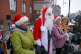 Święty Mikołaj przed ratuszem w Tczewie. Mnóstwo słodyczy i zaświecenie choinki 