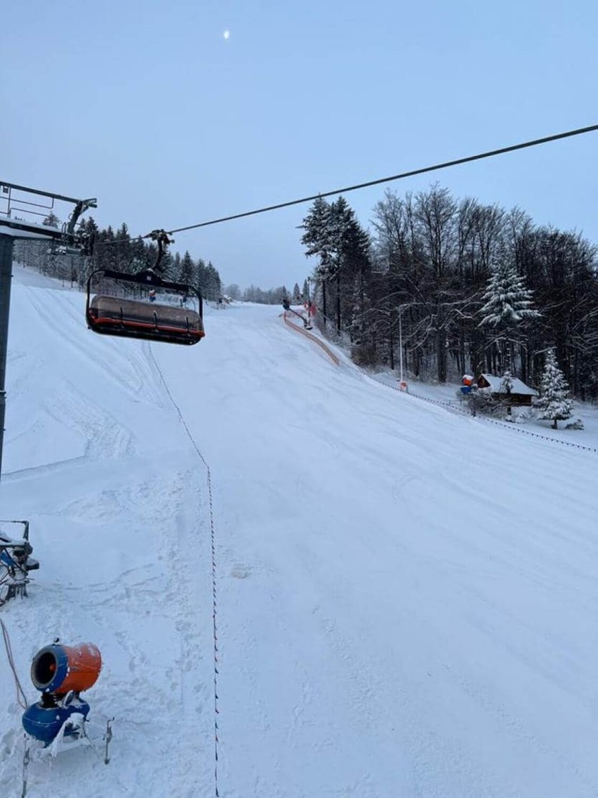 Beskid Sport Arena w Szczyrku rozpoczęła sezon narciarski. Śniegu nie brakuje. Kiedy więc ruszają kolejne stacje? Zobacz ZDJĘCIA