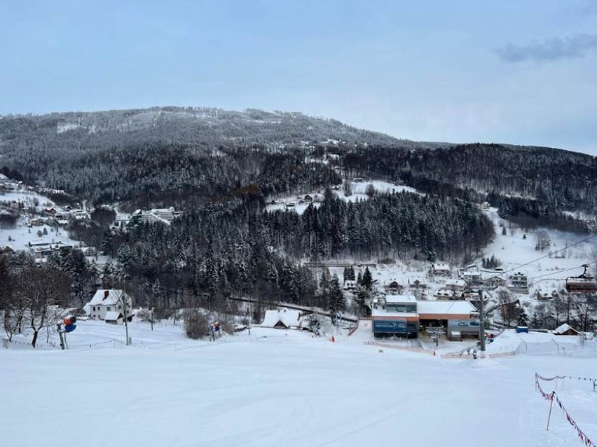 Beskid Sport Arena w Szczyrku rozpoczęła sezon narciarski. Śniegu nie brakuje. Kiedy więc ruszają kolejne stacje? Zobacz ZDJĘCIA