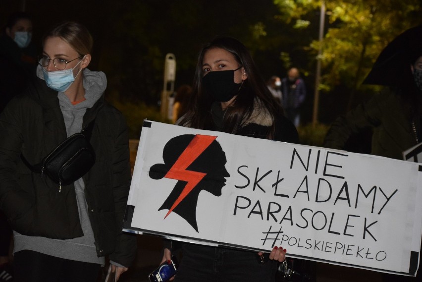 Strajk kobiet w Rybniku. Protestujący przeszli ulicami...