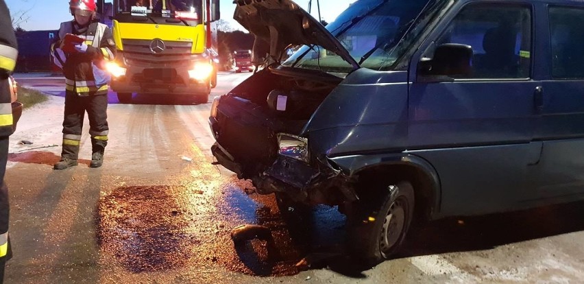 Wypadek w Gołubiu. Zderzenie dwóch samochodów osobowych [zdjęcia]