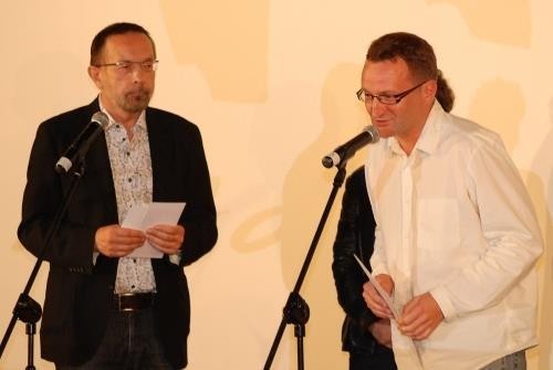 Andrzej Fidyk (z lewej) wręcza reżyserowi dyplom za film...