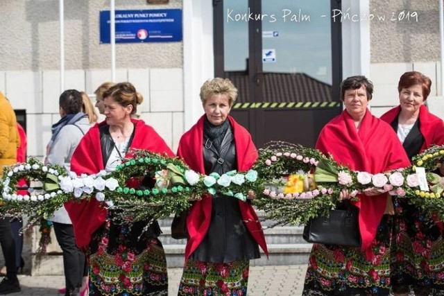 W tym roku z powodu epidemii koronawirusa nie będzie tradycyjnej Niedzieli Palmowej. Coroczny konkurs na najpiękniejszą palmę, organizowany przez władze Pińczowa i tutejsze centrum kultury również nie będzie miał miejsca. 

Powspominajmy razem jak wyglądała ta wyjątkowa niedziela w 2019 i 2018 roku w stolicy powiatu pińczowskiego. Przygotowaliśmy archiwalne zdjęcia. 

Zobacz więcej na kolejnych slajdach.