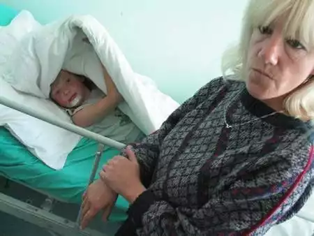 Poszkodowany w wypadku na karuzeli, Dagmara Ochwat z mamą Jadwigą Bryczką. AGNIESZKA ŁUCZAKOWSKA