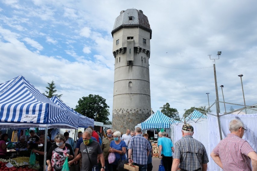 Wieża ciśnień na targu przy ul. Lotników w Żarach jest w...