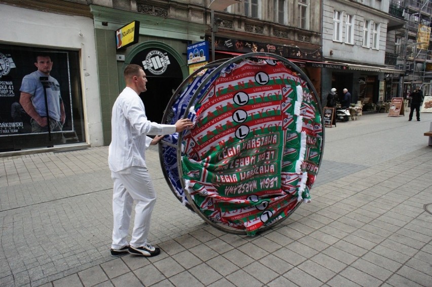 Performer Dominik Złotkowski toczył po poznańskich ulicach...