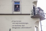 Mural księdza Jana Kaczkowskiego w Sopocie. "Johnny" uwieczniony na ścianie rodzinnej kamienicy!