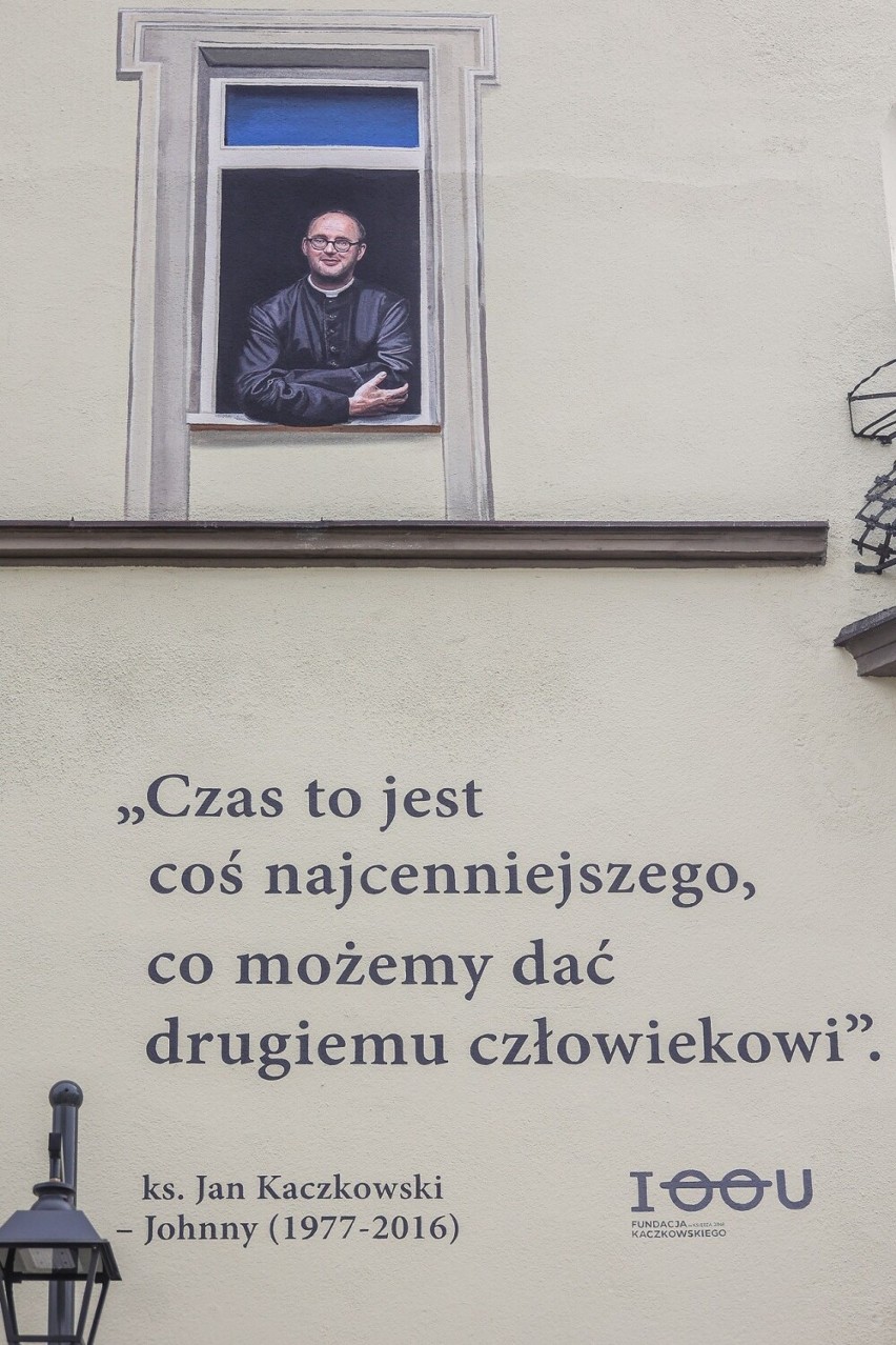 Ksiądz Jan Kaczkowski uwieczniony na murze