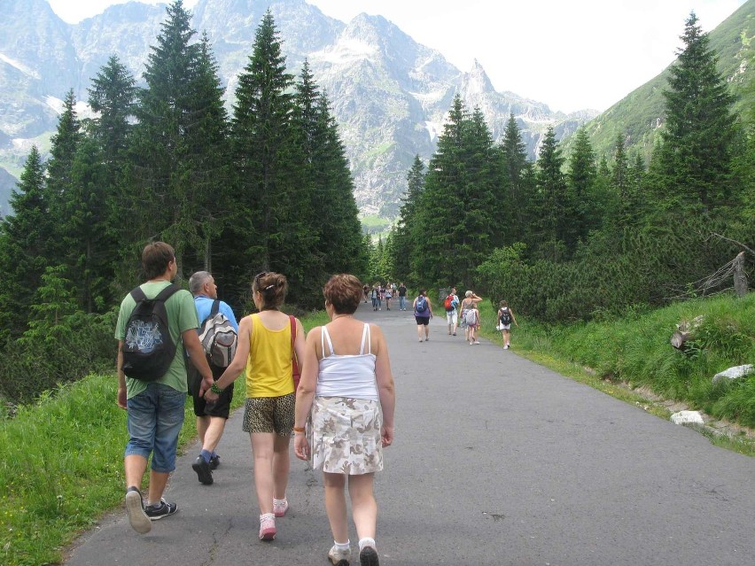 Tłumy osób w Tatrach. Morskie Oko [GALERIA]