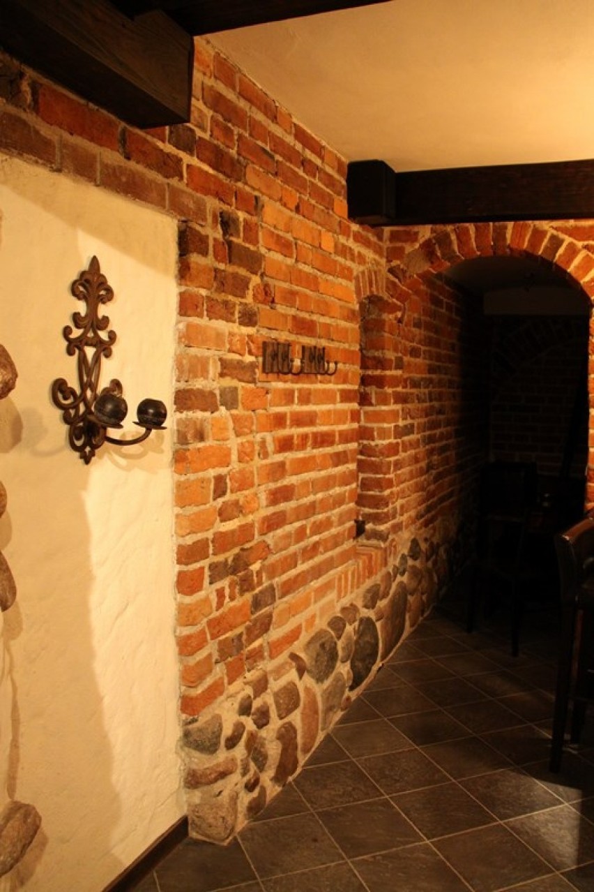 Pieczołowicie zrewitalizowane gotyckie piwnice toruńskiej starówki.
