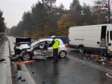 Lubliniec - Kokotek: groźne zderzenie renault, volkswagena oraz iveco na drodze krajowej nr 11. Samochody porozbijane, głowy całe ZDJĘCIA