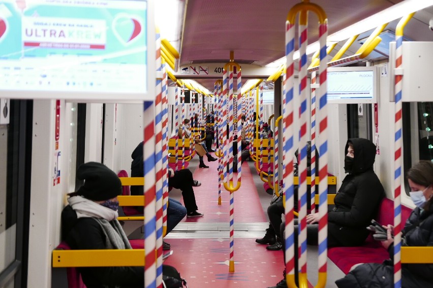 Świąteczne metro w Warszawie 2021. Kolorowe pociągi ponownie wyjechały na trasę. Jak wyglądają w tym roku?