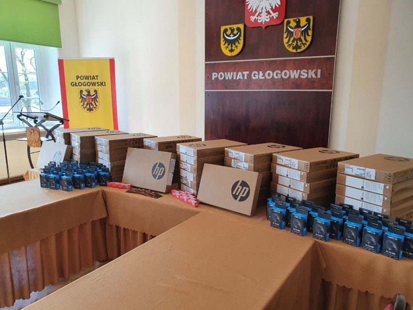 Powiat głogowski: Do starostwa dotarły laptopy kupione dla szkół