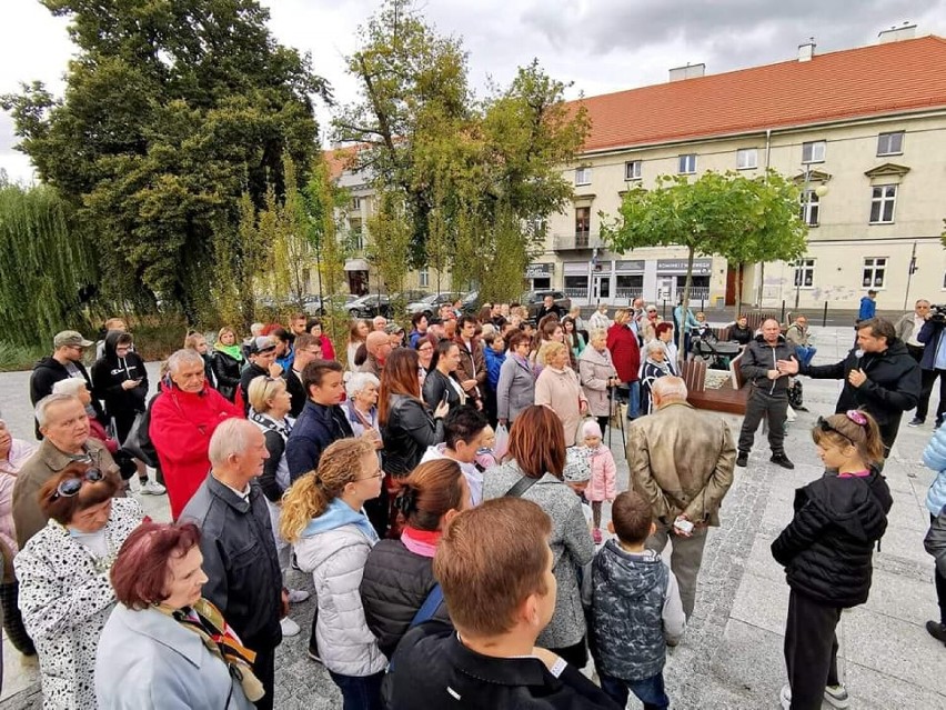 Spacer z prezydentem Kalisza. Mieszkańcy oglądali inwestycje w mieście. ZDJĘCIA