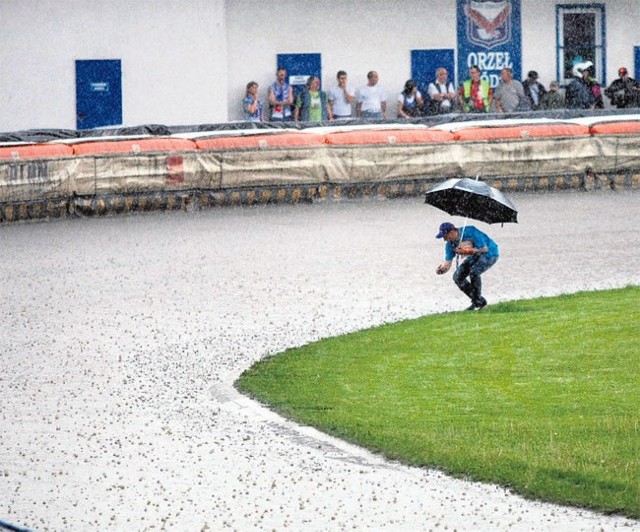 Padający deszcz uniemożliwił rozegranie zawodów na torze przy ul. 6 Sierpnia.