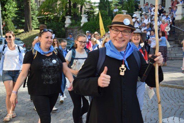 W poniedziałek rano z kościoła pw. Bożego Ciała w Oleśnie ruszyła tegoroczna piesza pielgrzymka na Górę Świętej Anny.

- W tym roku z Olesna wyruszyło 130 osób, część pielgrzymów dołączy po drodze - mówi ks. Walter Lenart, proboszcz parafii w Oleśnie.