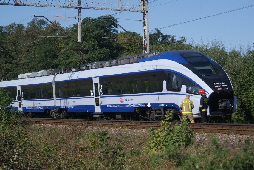 Ociąż: Samochód osobowy zderzył się z pociągiem. Jedna osoba...