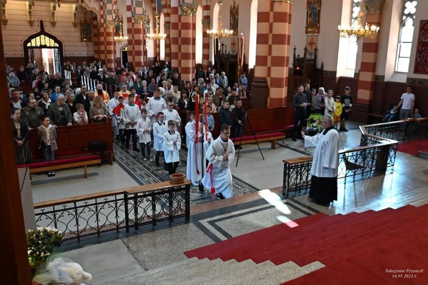 Ośmiu nowych ministrantów przybyło w parafii św. Józefa...