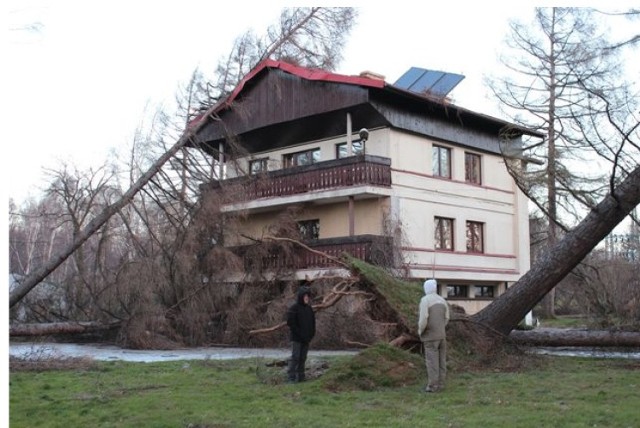 6 grudnia 2013 roku przy zbiorniku wodnym w Goczałkowicach-Zdroju szalała trąba powietrzna