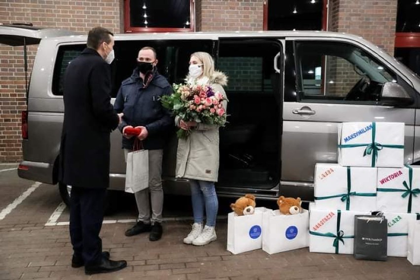 Pięcioraczki z Gniezna dostały od Morawieckiego rodzinny samochód