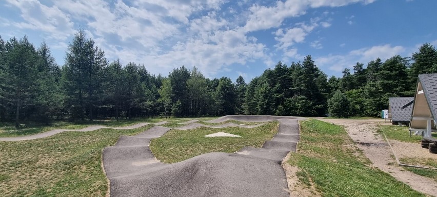 Dla aktywnych znajdzie się tutaj pumptrack, a także siłownia...