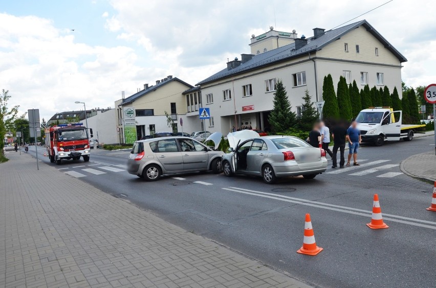 Bełchatów. Groźny wypadek na ulicy Bawełnianej. Droga w centrum miasta zablokowana [ZDJĘCIA]