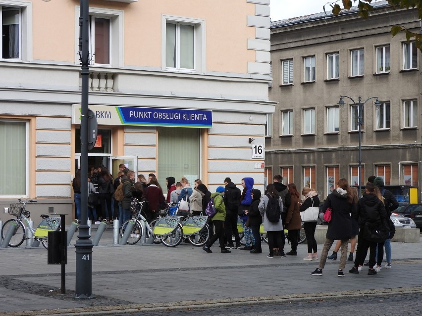 Kolejki po kartę miejską. Przy ulicy Lipowej tłumy studentów stoją w kolejce do punktu BKM