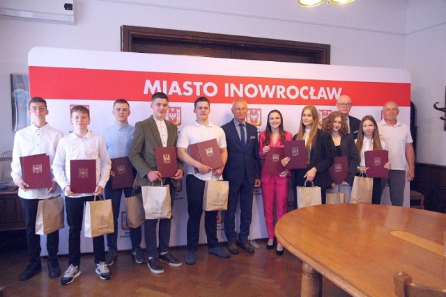 Sportowcy, którzy otrzymali stypendia prezydenta Inowrocławia w roku 2023 podczas spotkania w ratuszu
