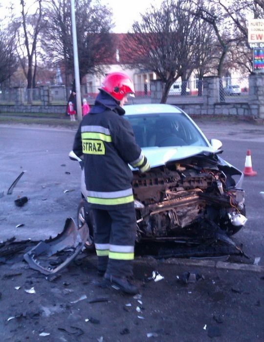 Po zderzeniu z innym autem wylądował w sąsiedniej posesji