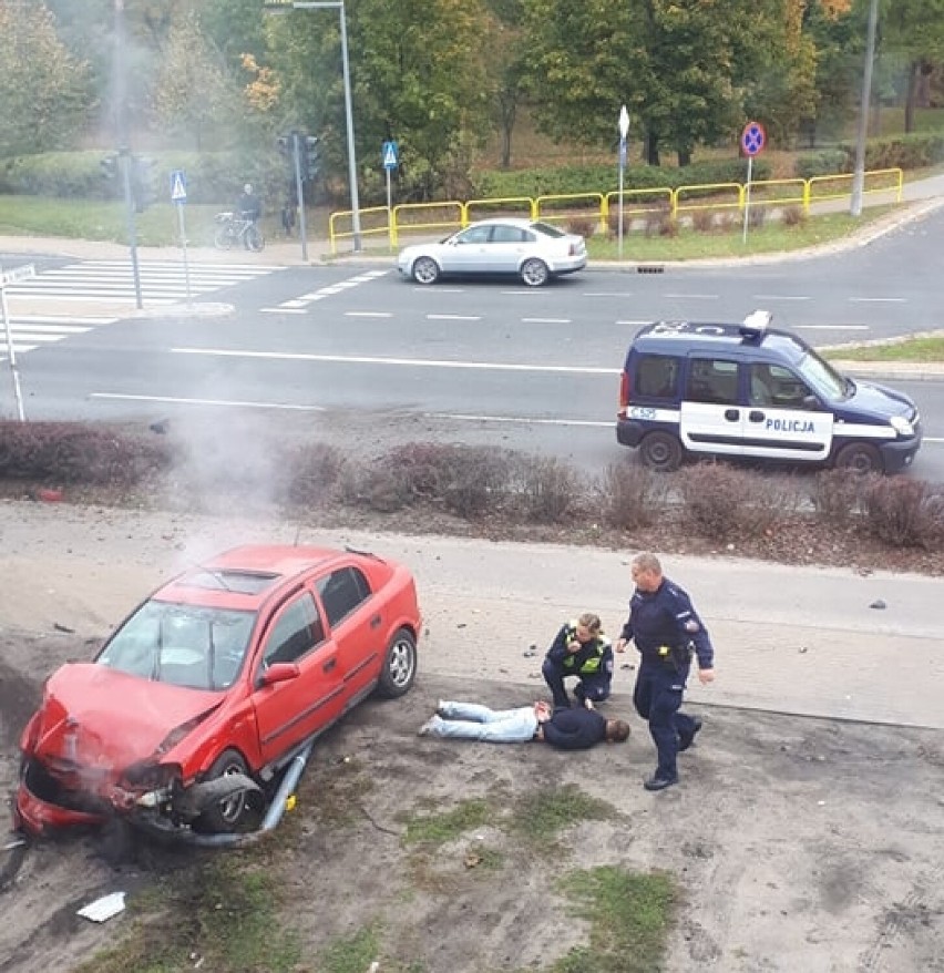 W Grudziądzu uciekał przed policją i uderzył w słup oświetleniowy