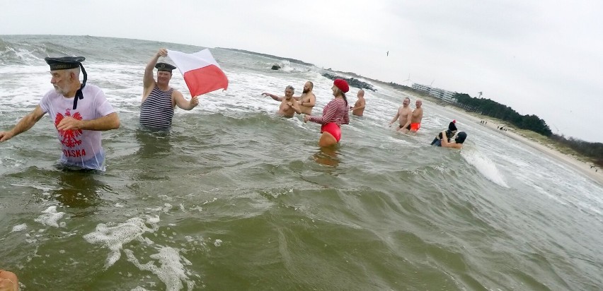 Niepodległościowa kąpiel morsów z Darłowa [zdjęcia]