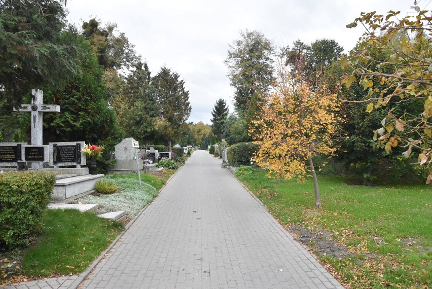 Malbork. Na Cmentarzu Komunalnym jedna z głównych alei wreszcie utwardzona. Suchą stopą na Wszystkich Świętych 