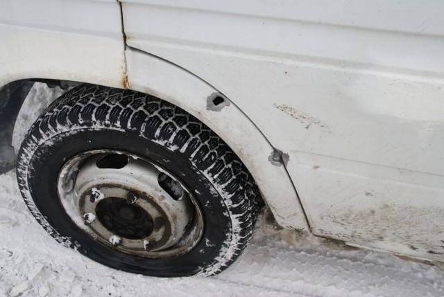 16 lutego, z jednej z ulic w Krakowie skradziono mercedesa sprintera o wartości 60 tys. złotych. Kieleccy policjanci na jednej z ulic Piekoszowa zauważyli skradziony pojazd. Ponieważ w samochodzie nie było nikogo mundurowi z daleka obserwowali auto. Przed południem do pojazdu wsiadł młody mężczyzna. W tym momencie funkcjonariusze ruszyli do akcji. Blokując mu radiowozem drogę, próbowali go zatrzymać. Kierujący uderzył w radiowóz i usiłował potrącić jednego z funkcjonariuszy. 


Policjanci zatrzymali oszusta