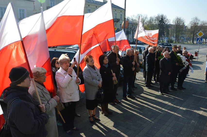 7. rocznica katastrofy smoleńskiej w Piotrkowie. Złożenie kwiatów pod pomnikiem katyńskim