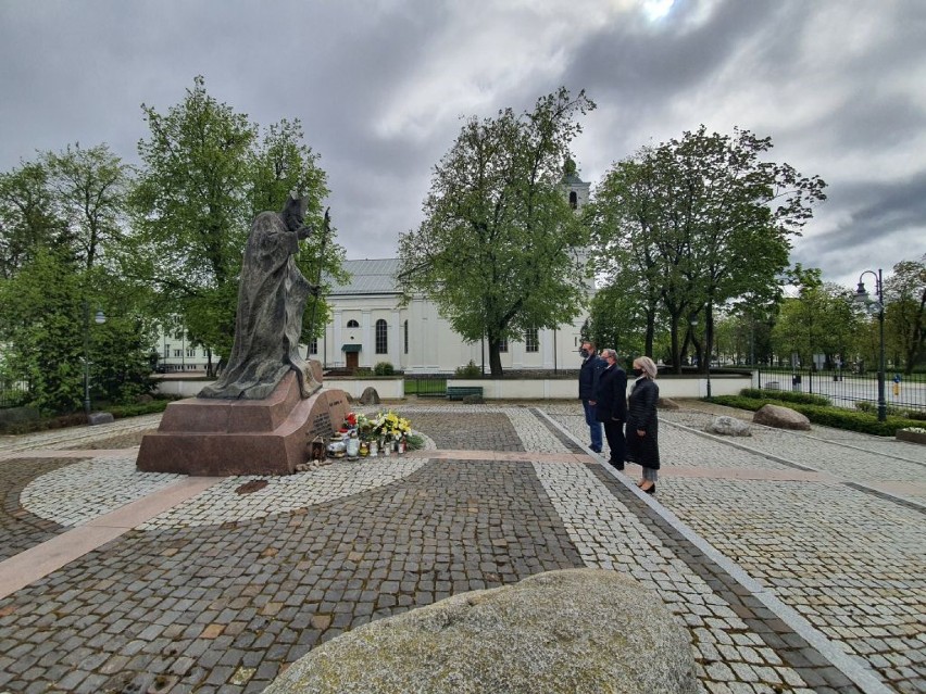 Setna rocznica urodzin Jana Pawła II 2020. Suwalskie władze złożyły kwiaty przed pomnikiem [Zdjęcia]