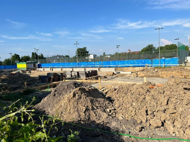 Trwająca budowa hali sportowej przy Publicznej Szkole numer 1 w Grójcu.