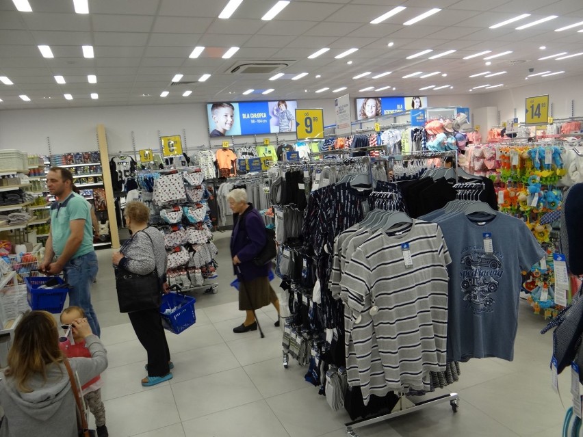 Nowy sklep popularnej sieci w Działoszynie oblegany przez mieszkańców [FOTO]
