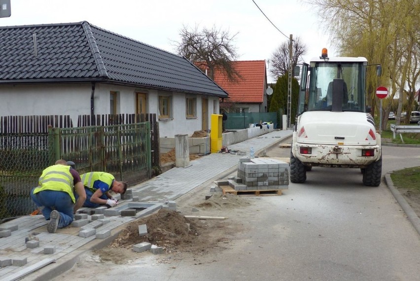 Wkrótce piesi będą mogli skorzystać z nowego chodnika przy ul. Harcerzy