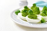 Na Wielkanoc podaję pyszne jajka faszerowane szpinakiem. Poznaj przepis na zieloną przekąskę. To danie dodaje wiosennego koloru na stole