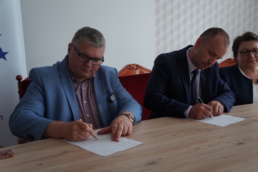 Podpisanie umowy na budowę sali wiejskiej w Gronówku
