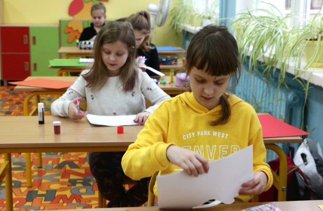 Zajęcia plastyczne dla półkolonistów w Zespole Szkół Ogólnokształcących na osiedlu Strzemięcin w Grudziądzu