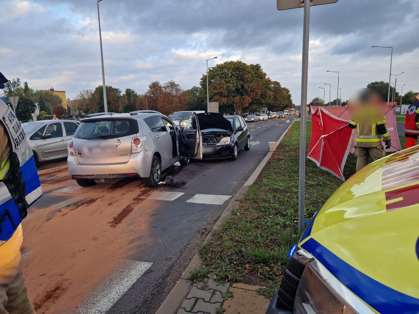 Wypadek na skrzyżowaniu w Lesznie. Jedno z aut wjechało na...